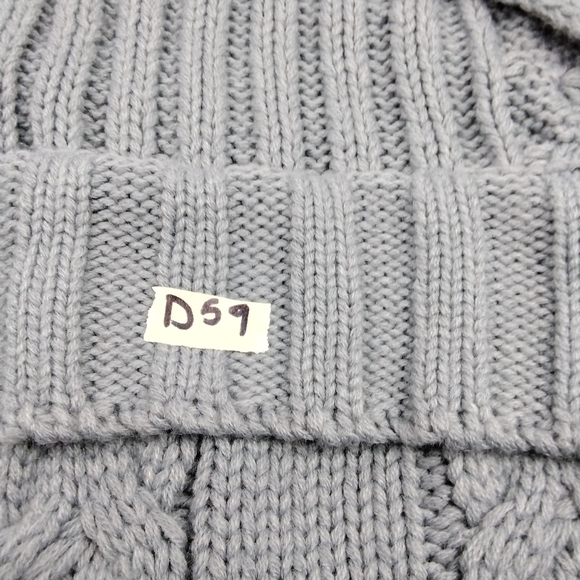 Cable knit grey hooded blanket with wooden buttons - Picture 5 of 5